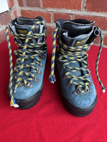 Sportiva women walking on - walking,