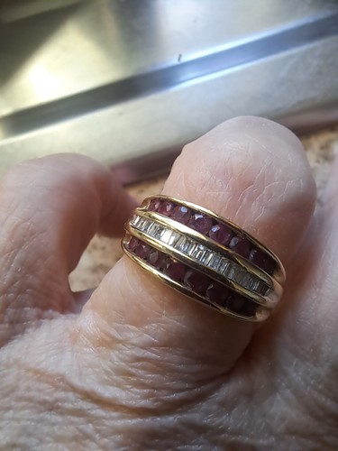 Stunning 9ct yellow gold - stunning, ruby
