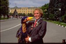 Rod Hull with his puppet Emu in front of the Kremlin Senate in Mos - TV Photo