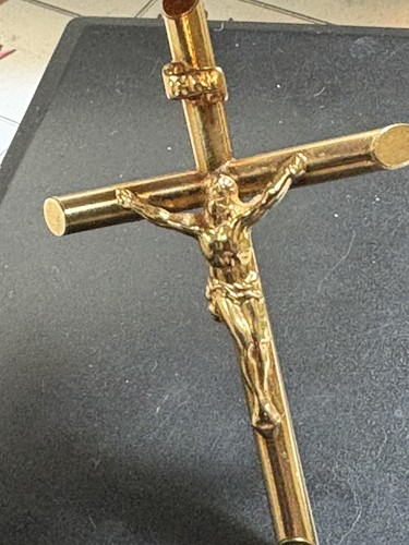 9ct gold large crucifix - 9ct,