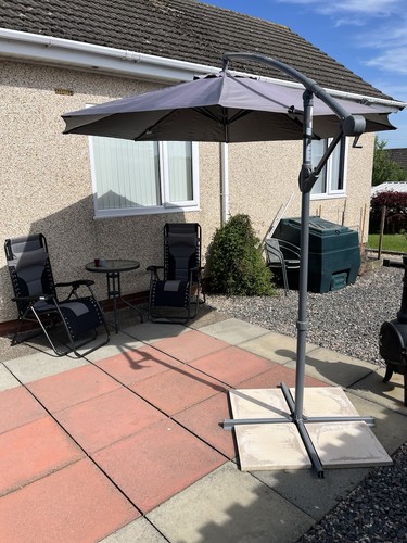 Overhanging parasol - overhanging, parasol.