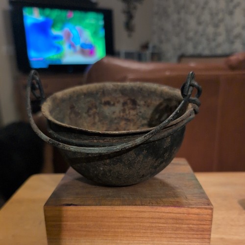 Rustic cast iron bean - cast,