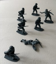  Seven Vintage Airfix 1970s WW2 German Infantry 1/32 Plastic Soldiers Unpainted