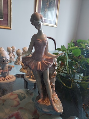 Lladro style signed 12 - style,