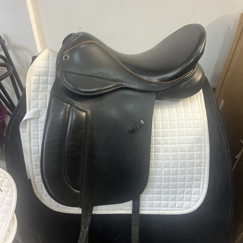 Dressage saddle black - 17.5, adj