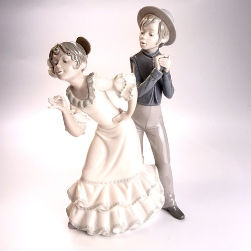 Nao lladro dancing - by,