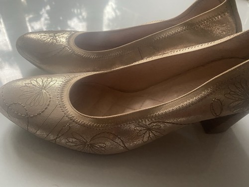 Women gold shoes size 8 - gold,