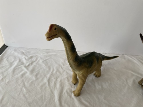 Large brachiosaurus dinosaur - brachiosaurus,