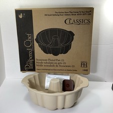 PAMPERED CHEF Stoneware Fluted Bundt CAKE PAN FHC 1440 w/ Box New