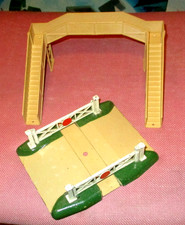 Hornby Dublo Boxed D1 footbridge, & level crossing
