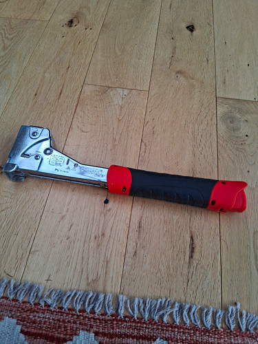 Heavy duty staple - ,