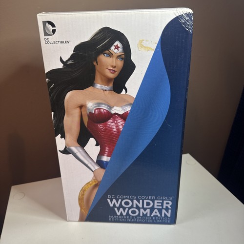 Comics cover girls statue - dc,