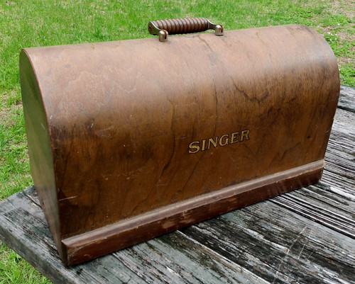 Vtg singer sewing machine - machine, 99