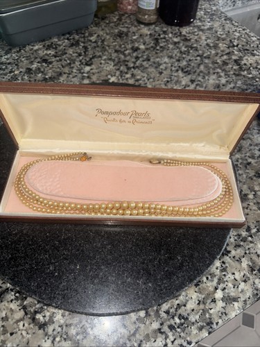 Pompadour three stranded pearl - pompadour,