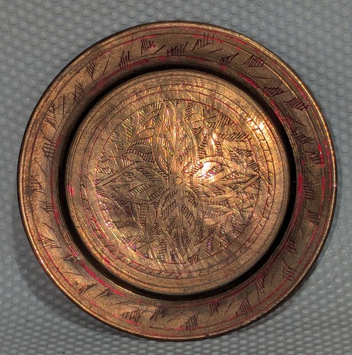 Small brass round tray with - brass,