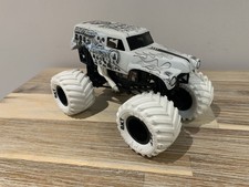 RARE Hot Wheels BKT White Grave Digger Oversized 1:24 Die Cast Monster Truck