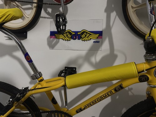 Wings emblem tag display - gt,