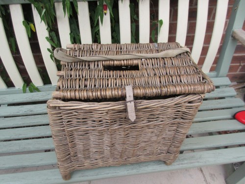 Small vintage wicker fishing - small,