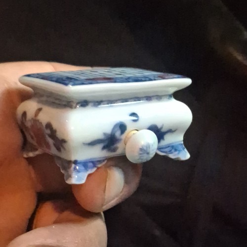 Porcelain snuff bottle - , box