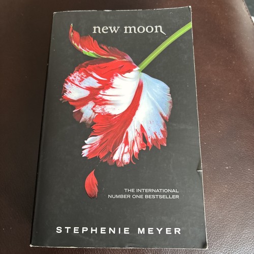 New moon by - (twilight, saga)