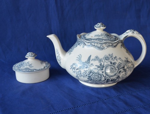 Teapot lid of - +, noble