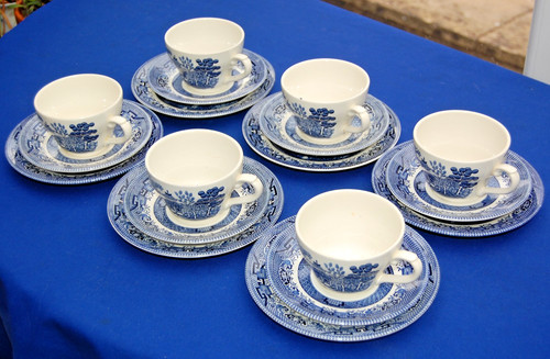 Vintage 18pc willow pattern - vintage,