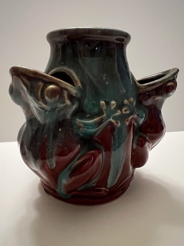 Japanese majolica frog - frog, hole
