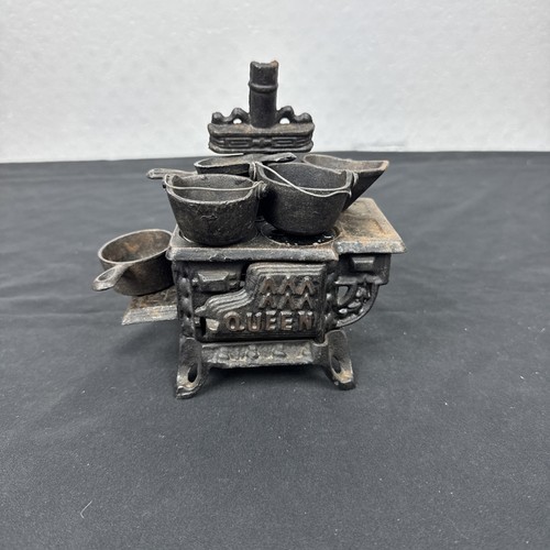 Vintage queen miniature - queen, cast