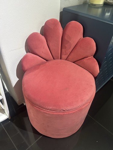 Salon nail waiting area chair - waiting,