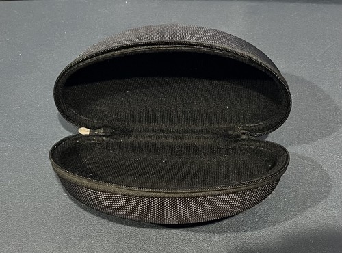 Authentic black oakley hard - black,