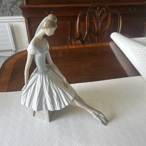 Nao lladro large - large, retired