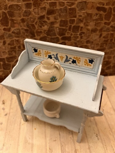 Dolls house scale - 1/12,
