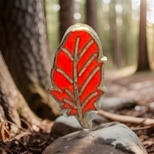 Vintage Gold Tone Small Exquisit Rustic Red Autumn Leaf Enamel Pin Badge. Y5 5