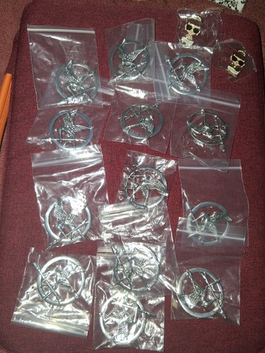 Bundle pin badges 13 - of,