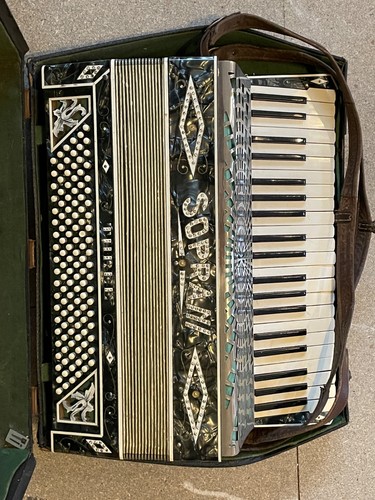 Soprani accordion black pearl