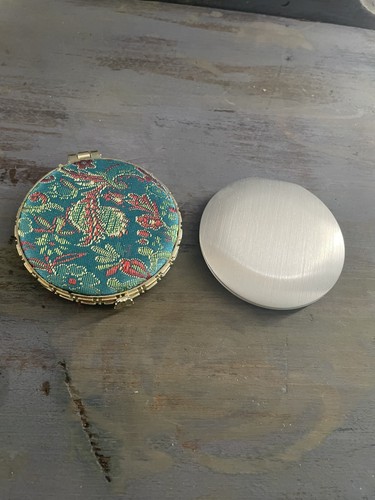 Vintage round compact - x,