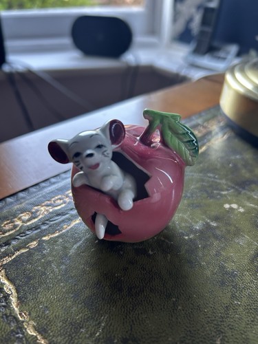 Ceramic mouse apple - in, an