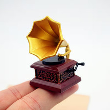 1x Dolls house gramophone with