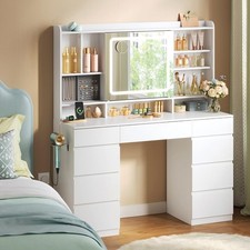 White dressing table with - dressing,
