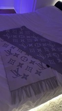 LV Essential scarf