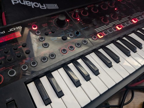 Roland hybrid analogue - jd-xi,