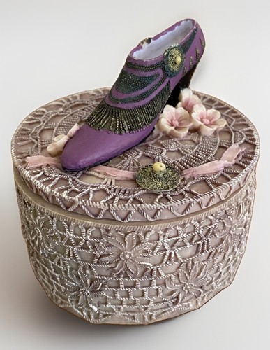Trinket box with shoe - with,