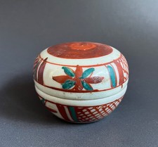 Porcelain box & cover, akin to