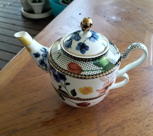 Maxwell williams teapot and - maxwell,