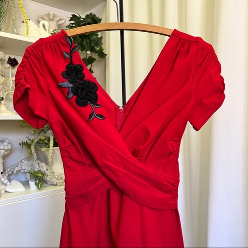 Stop staring red black - red,
