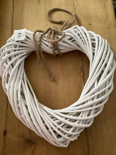 White chunky wicker heart - white,
