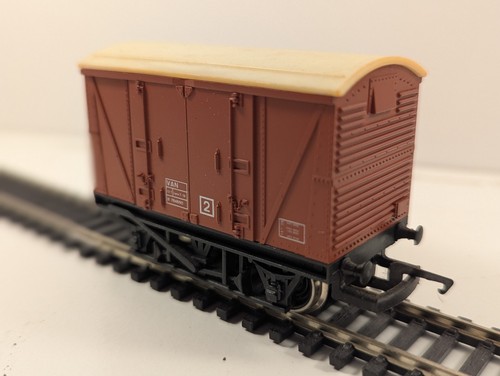 Hornby 242 ventilated van - hornby, r.242