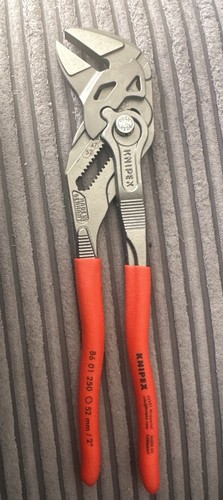 Knipex 250 lock button - 01,