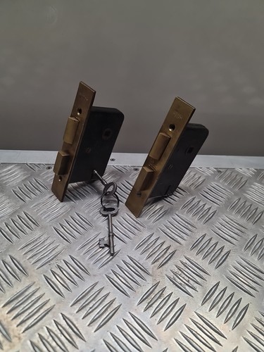Old vintage yale lever sash - old,