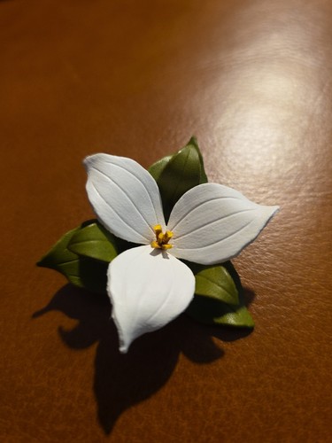 Trillium lily brooch - trillium,